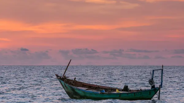 Une barque au large de Phu Quoc au coucher du soleil, au Vietnam