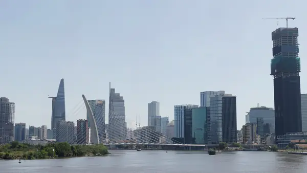 Les tours de Hô Chi Minh Ville vues depuis la rivière Saigon, au Vietnam