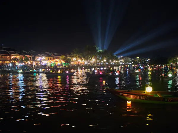 La rivière de Hoi An illuminée de nuit, au Vietnam