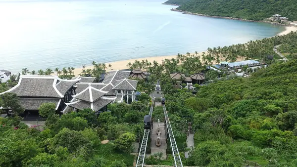 Un hôtel de luxe au-dessus d'une plage de la péninsule de Son Tra, à Da Nang, au Vietnam