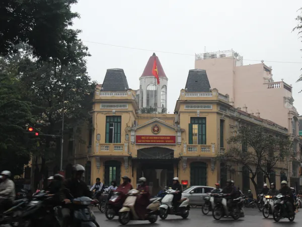 Un carrefour de Hanoi et ses scooters, au Vietnam