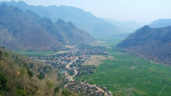 La vallée de Mai Chau vue d'en haut, dans le Nord du Vietnam