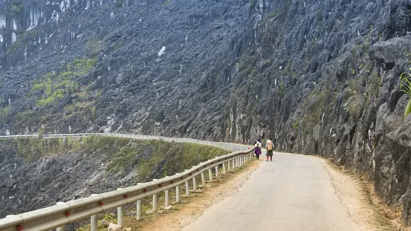 Une route à flanc de falaise dans la province de Ha Giang, au Vietnam
