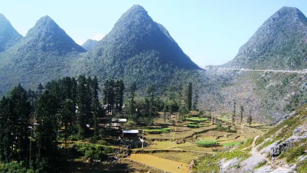 Les pitons du plateau karstique de Dong Van à Sa Phin, dans la province de Ha Giang, au Vietnam