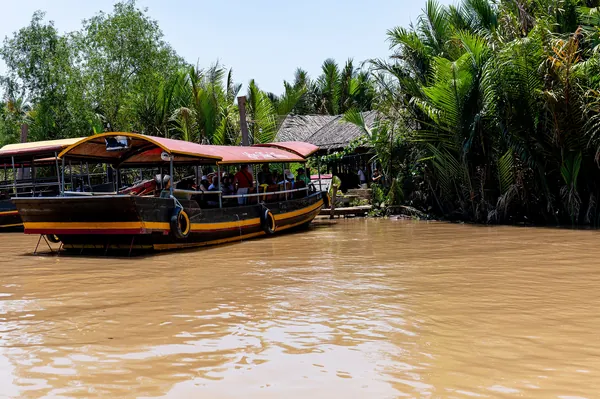 Bateau sur un bras du Mékong à Ben Tre, dans le Sud du Vietnam