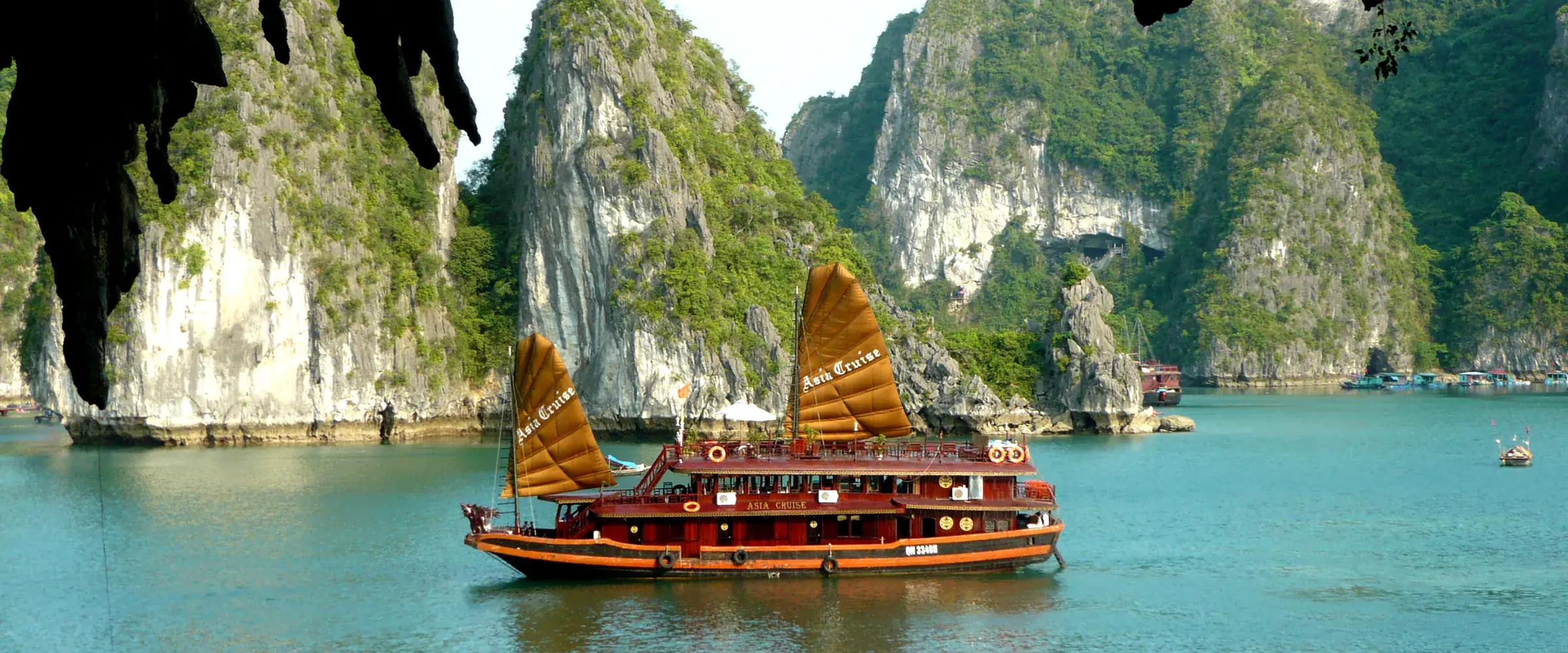 Jonque à voiles au pied des pitons de la baie d'Halong