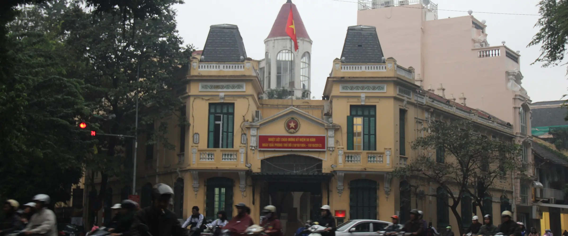 Un carrefour de Hanoi et ses scooters, au Vietnam
