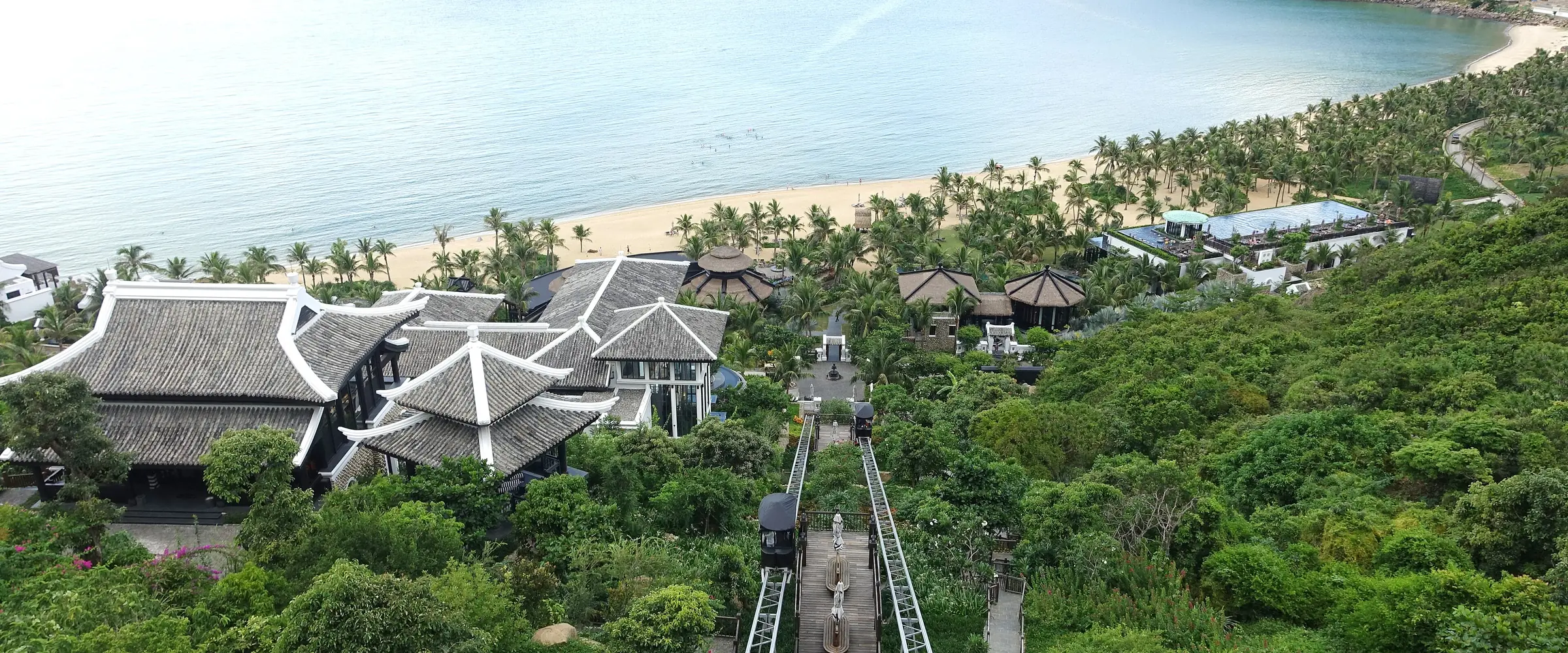 Un hôtel de luxe au-dessus d'une plage de la péninsule de Son Tra, à Da Nang, au Vietnam